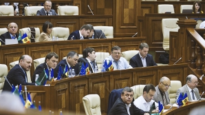 Maraton legislativ în ajun de vacanţă. Deputaţii au votat legi până la miezul nopţii