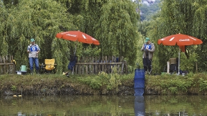 (VIDEO) Concurs la pescuit printre slabvăzători. "Nu pot renunţa la aşa ceva"