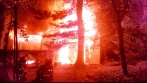 Incediu puternic în centrul statului american Washington. Pompierii abia de pot face faţă situaţiei