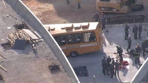 Doi oameni au murit, după ce un pod aflat în construcţie s-a prăbuşit peste vehicule