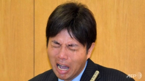 IMAGINI VIRALE! Un politician plânge isteric şi bate cu pumnii în masă la o conferinţă de presă (VIDEO)