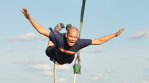 RECORD la BUNGEE JUMPING: Un australian s-a depăşit şi a intrat a doua oară în Guinness Book 