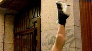 Cursă pe TOCURI de minim 15 cm pentru "bărbaţi" la Madrid (VIDEO)