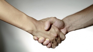 STUDIU: Metodele de salut preferate de moldoveni atunci când se întâlnesc 