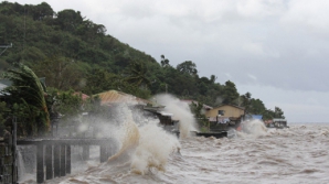Taifun devastator în Filipine: 10 oameni au murit, iar circa 370 000 au fost evacuaţi 
