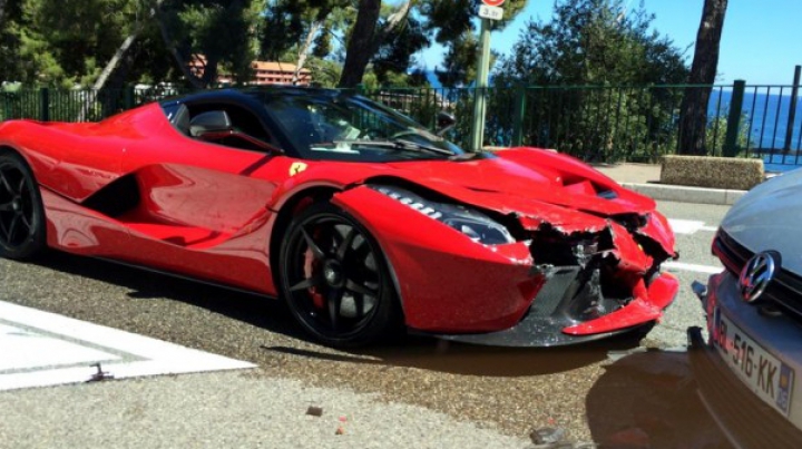 Cum arată primul LaFerrari lovit pe stradă! De accidente teribile nu sunt ferite nici cele mai scumpe automobile