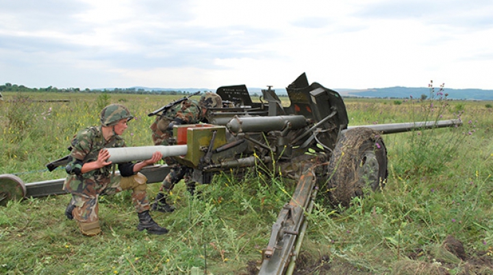 Trageri de artilerie la Bălţi! Armata naţională testează muniţiile şi capacitatea de funcţionare a armamentului (FOTO)