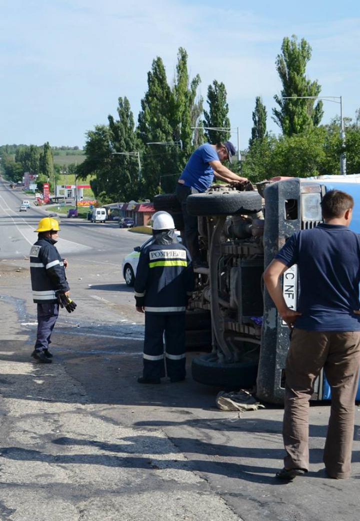 ACCIDENT GRAV lângă Bălţi: Un camion s-a răsturnat după impactul cu un alt vehicul (FOTO/VIDEO)