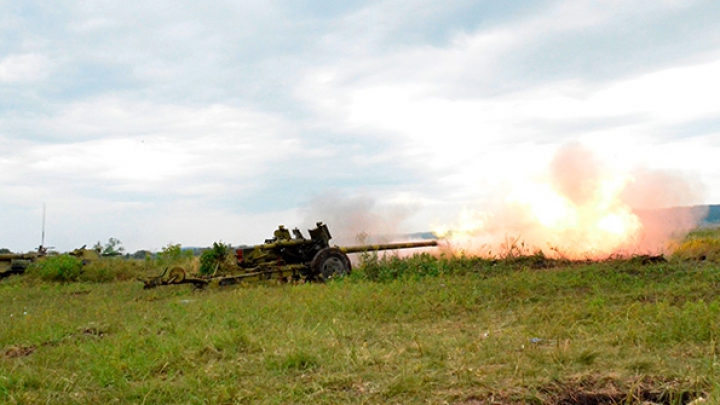 Trageri de artilerie la Bălţi! Armata naţională testează muniţiile şi capacitatea de funcţionare a armamentului (FOTO)