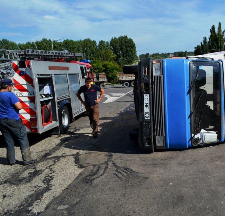 ACCIDENT GRAV lângă Bălţi: Un camion s-a răsturnat după impactul cu un alt vehicul (FOTO/VIDEO)