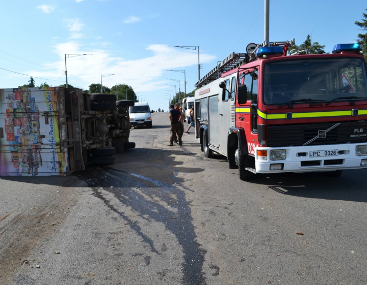 ACCIDENT GRAV lângă Bălţi: Un camion s-a răsturnat după impactul cu un alt vehicul (FOTO/VIDEO)