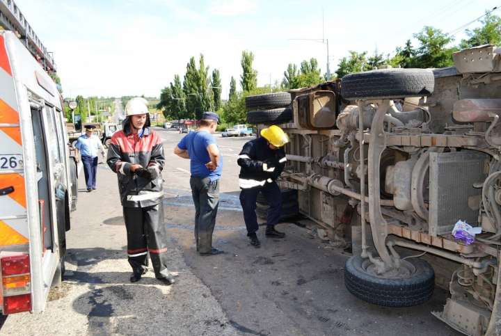 ACCIDENT GRAV lângă Bălţi: Un camion s-a răsturnat după impactul cu un alt vehicul (FOTO/VIDEO)
