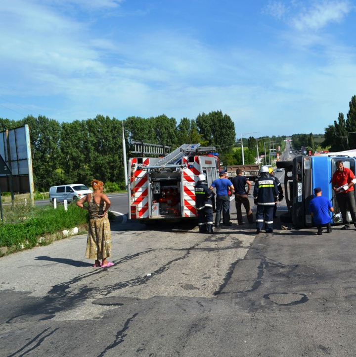 ACCIDENT GRAV lângă Bălţi: Un camion s-a răsturnat după impactul cu un alt vehicul (FOTO/VIDEO)