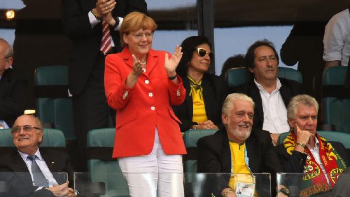 Victorie celebrată cu selfie! Cum a pozat Angela Merkel cu fotbaliştii naţionalei germane (FOTO)