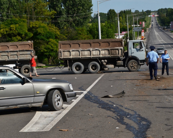 ACCIDENT GRAV lângă Bălţi: Un camion s-a răsturnat după impactul cu un alt vehicul (FOTO/VIDEO)