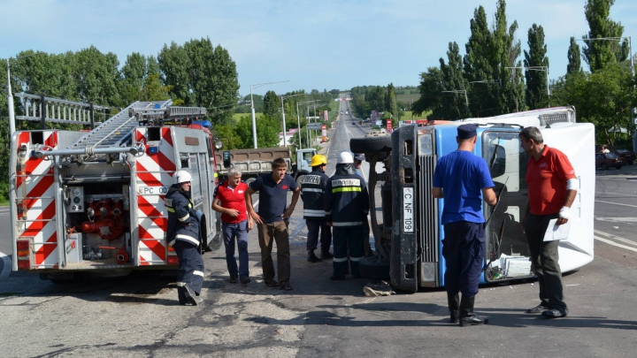 ACCIDENT GRAV lângă Bălţi: Un camion s-a răsturnat după impactul cu un alt vehicul (FOTO/VIDEO)