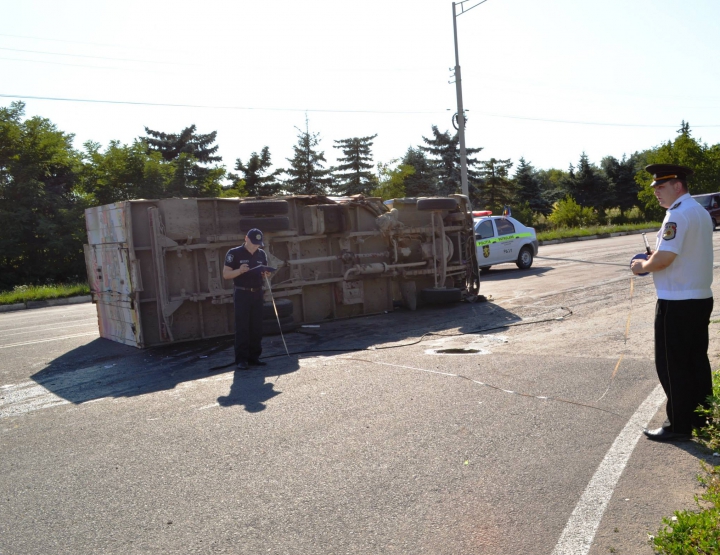 ACCIDENT GRAV lângă Bălţi: Un camion s-a răsturnat după impactul cu un alt vehicul (FOTO/VIDEO)