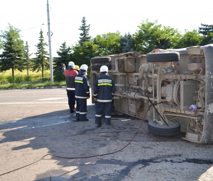 ACCIDENT GRAV lângă Bălţi: Un camion s-a răsturnat după impactul cu un alt vehicul (FOTO/VIDEO)