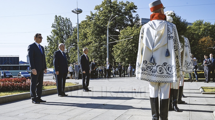 Omagiu pentru Ştefan cel Mare. Conducerea ţării a cinstit memoria marelui domnitor printr-o ceremonie de depuneri de flori (GALERIE FOTO)