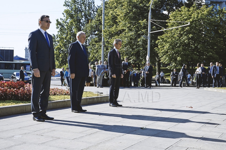 Omagiu pentru Ştefan cel Mare. Conducerea ţării a cinstit memoria marelui domnitor printr-o ceremonie de depuneri de flori (GALERIE FOTO)