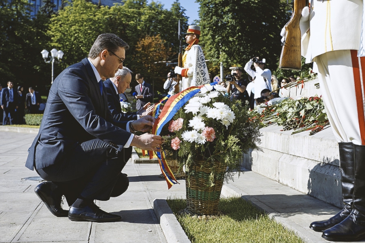 Omagiu pentru Ştefan cel Mare. Conducerea ţării a cinstit memoria marelui domnitor printr-o ceremonie de depuneri de flori (GALERIE FOTO)