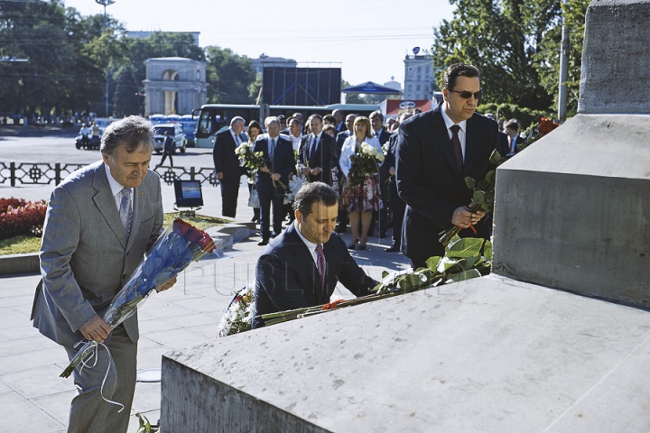 Omagiu pentru Ştefan cel Mare. Conducerea ţării a cinstit memoria marelui domnitor printr-o ceremonie de depuneri de flori (GALERIE FOTO)