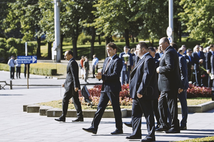 Omagiu pentru Ştefan cel Mare. Conducerea ţării a cinstit memoria marelui domnitor printr-o ceremonie de depuneri de flori (GALERIE FOTO)