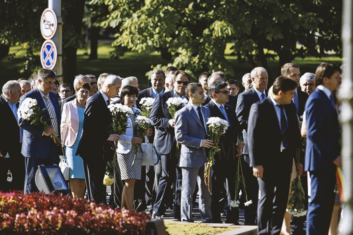 Omagiu pentru Ştefan cel Mare. Conducerea ţării a cinstit memoria marelui domnitor printr-o ceremonie de depuneri de flori (GALERIE FOTO)