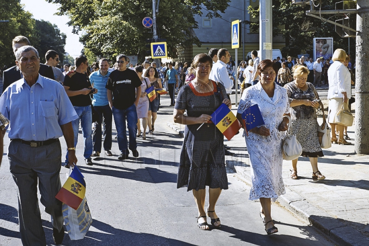 Mii de susţinători ai integrării europene s-au adunat în faţa Parlamentului. Oamenii aşteaptă ratificarea Acordului de Asociere (GALERIE FOTO)