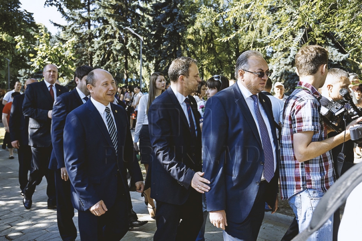 Mii de susţinători ai integrării europene s-au adunat în faţa Parlamentului. Oamenii aşteaptă ratificarea Acordului de Asociere (GALERIE FOTO)