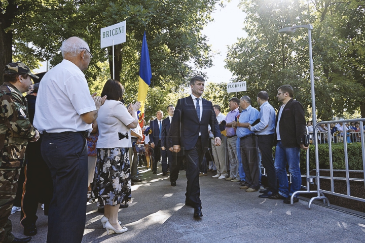 Mii de susţinători ai integrării europene s-au adunat în faţa Parlamentului. Oamenii aşteaptă ratificarea Acordului de Asociere (GALERIE FOTO)