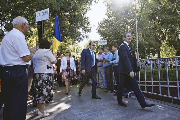 Mii de susţinători ai integrării europene s-au adunat în faţa Parlamentului. Oamenii aşteaptă ratificarea Acordului de Asociere (GALERIE FOTO)