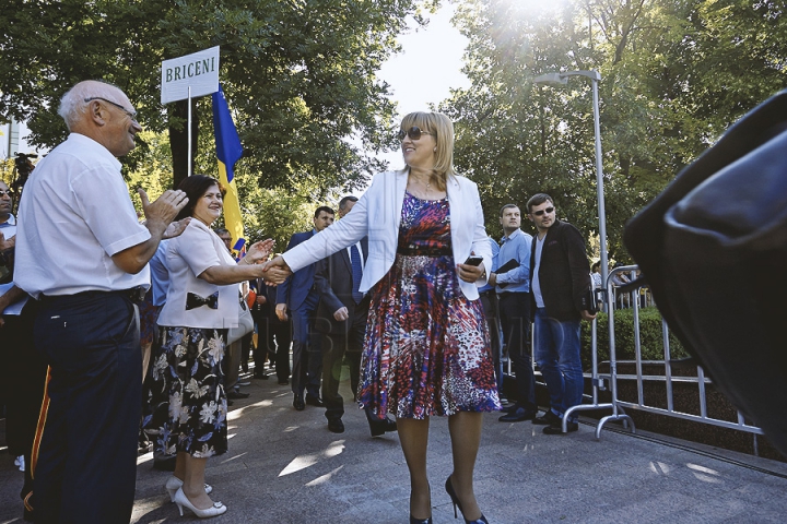 Mii de susţinători ai integrării europene s-au adunat în faţa Parlamentului. Oamenii aşteaptă ratificarea Acordului de Asociere (GALERIE FOTO)