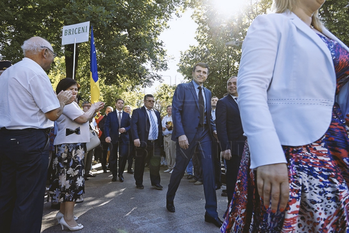 Mii de susţinători ai integrării europene s-au adunat în faţa Parlamentului. Oamenii aşteaptă ratificarea Acordului de Asociere (GALERIE FOTO)