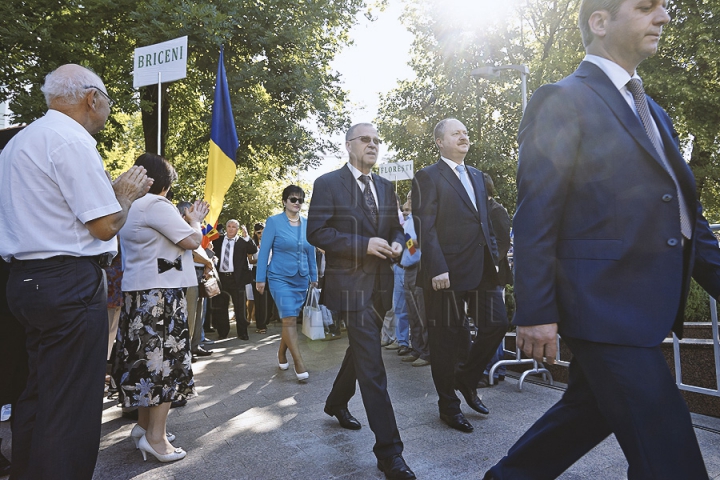 Mii de susţinători ai integrării europene s-au adunat în faţa Parlamentului. Oamenii aşteaptă ratificarea Acordului de Asociere (GALERIE FOTO)