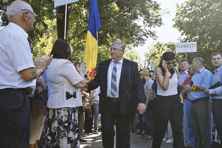 Mii de susţinători ai integrării europene s-au adunat în faţa Parlamentului. Oamenii aşteaptă ratificarea Acordului de Asociere (GALERIE FOTO)