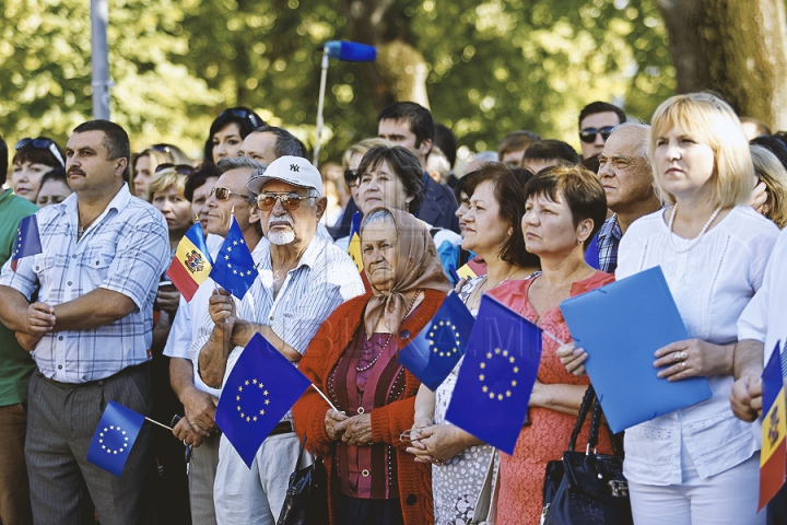 Mii de susţinători ai integrării europene s-au adunat în faţa Parlamentului. Oamenii aşteaptă ratificarea Acordului de Asociere (GALERIE FOTO)