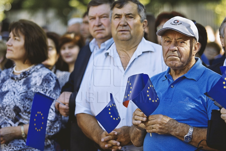 Mii de susţinători ai integrării europene s-au adunat în faţa Parlamentului. Oamenii aşteaptă ratificarea Acordului de Asociere (GALERIE FOTO)