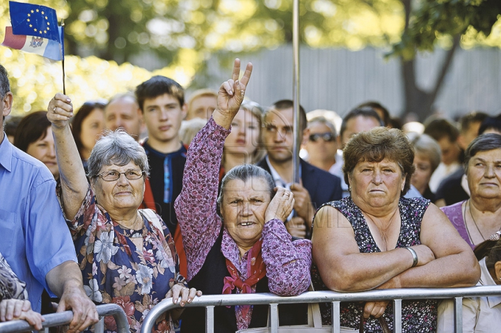 Mii de susţinători ai integrării europene s-au adunat în faţa Parlamentului. Oamenii aşteaptă ratificarea Acordului de Asociere (GALERIE FOTO)