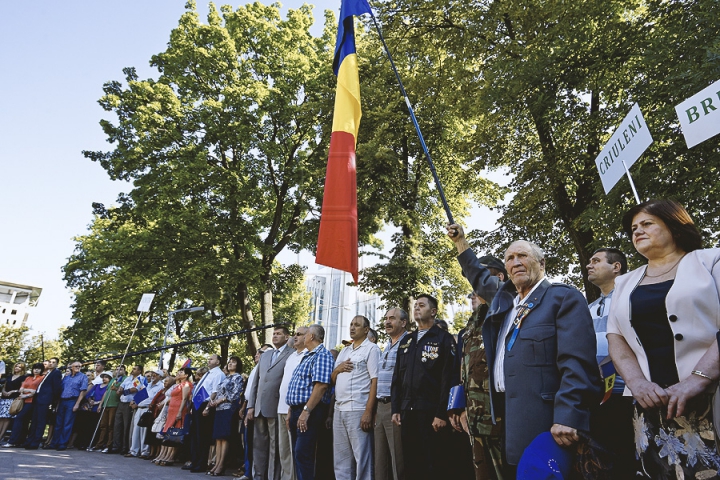 Mii de susţinători ai integrării europene s-au adunat în faţa Parlamentului. Oamenii aşteaptă ratificarea Acordului de Asociere (GALERIE FOTO)