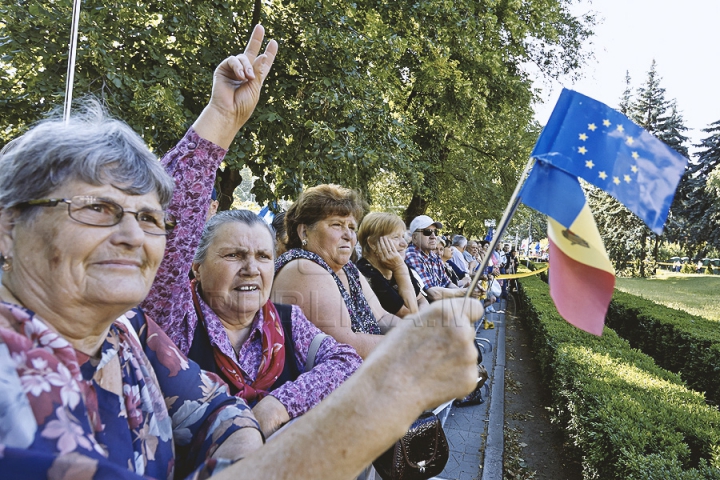 Mii de susţinători ai integrării europene s-au adunat în faţa Parlamentului. Oamenii aşteaptă ratificarea Acordului de Asociere (GALERIE FOTO)