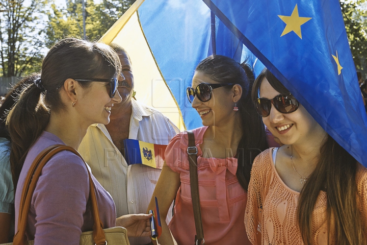 Mii de susţinători ai integrării europene s-au adunat în faţa Parlamentului. Oamenii aşteaptă ratificarea Acordului de Asociere (GALERIE FOTO)