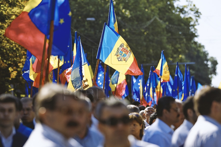 Mii de susţinători ai integrării europene s-au adunat în faţa Parlamentului. Oamenii aşteaptă ratificarea Acordului de Asociere (GALERIE FOTO)