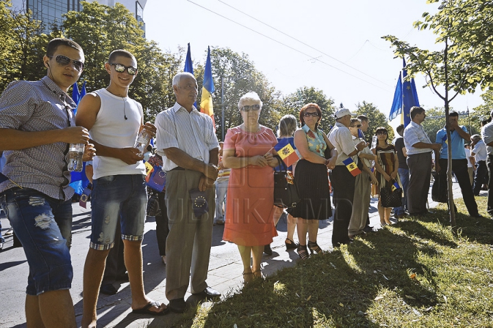 Mii de susţinători ai integrării europene s-au adunat în faţa Parlamentului. Oamenii aşteaptă ratificarea Acordului de Asociere (GALERIE FOTO)