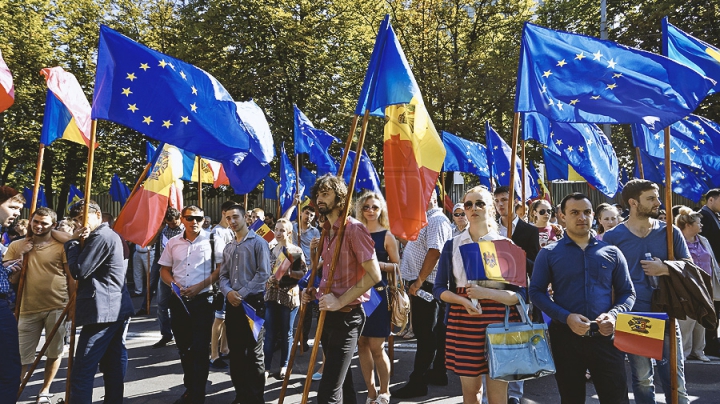 Mii de susţinători ai integrării europene s-au adunat în faţa Parlamentului. Oamenii aşteaptă ratificarea Acordului de Asociere (GALERIE FOTO)