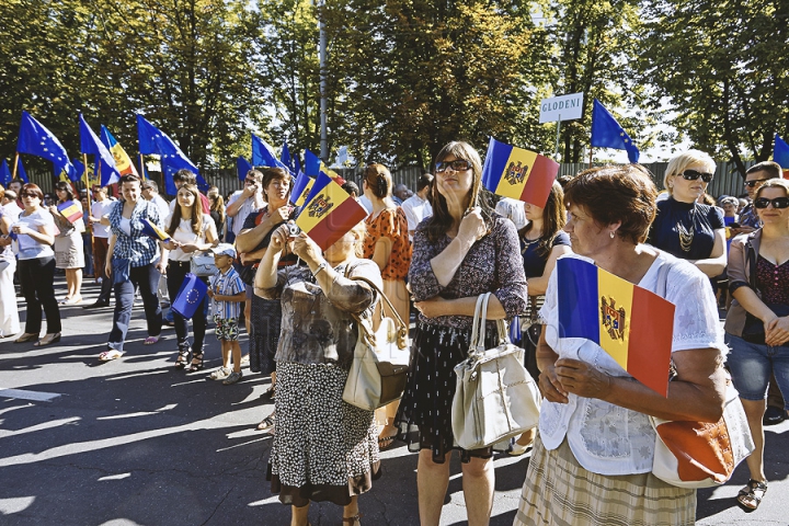 Mii de susţinători ai integrării europene s-au adunat în faţa Parlamentului. Oamenii aşteaptă ratificarea Acordului de Asociere (GALERIE FOTO)