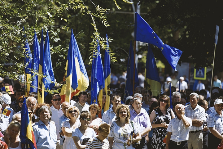 "Oda Bucuriei" în faţa Parlamentului. Mii de oameni au salutat ratificarea Acordului de Asociere cu UE