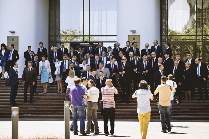 "Oda Bucuriei" în faţa Parlamentului. Mii de oameni au salutat ratificarea Acordului de Asociere cu UE