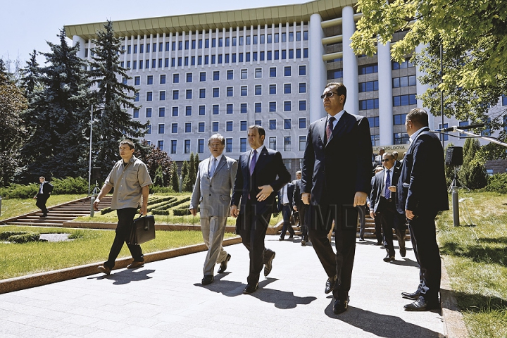 "Oda Bucuriei" în faţa Parlamentului. Mii de oameni au salutat ratificarea Acordului de Asociere cu UE