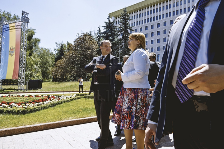 "Oda Bucuriei" în faţa Parlamentului. Mii de oameni au salutat ratificarea Acordului de Asociere cu UE